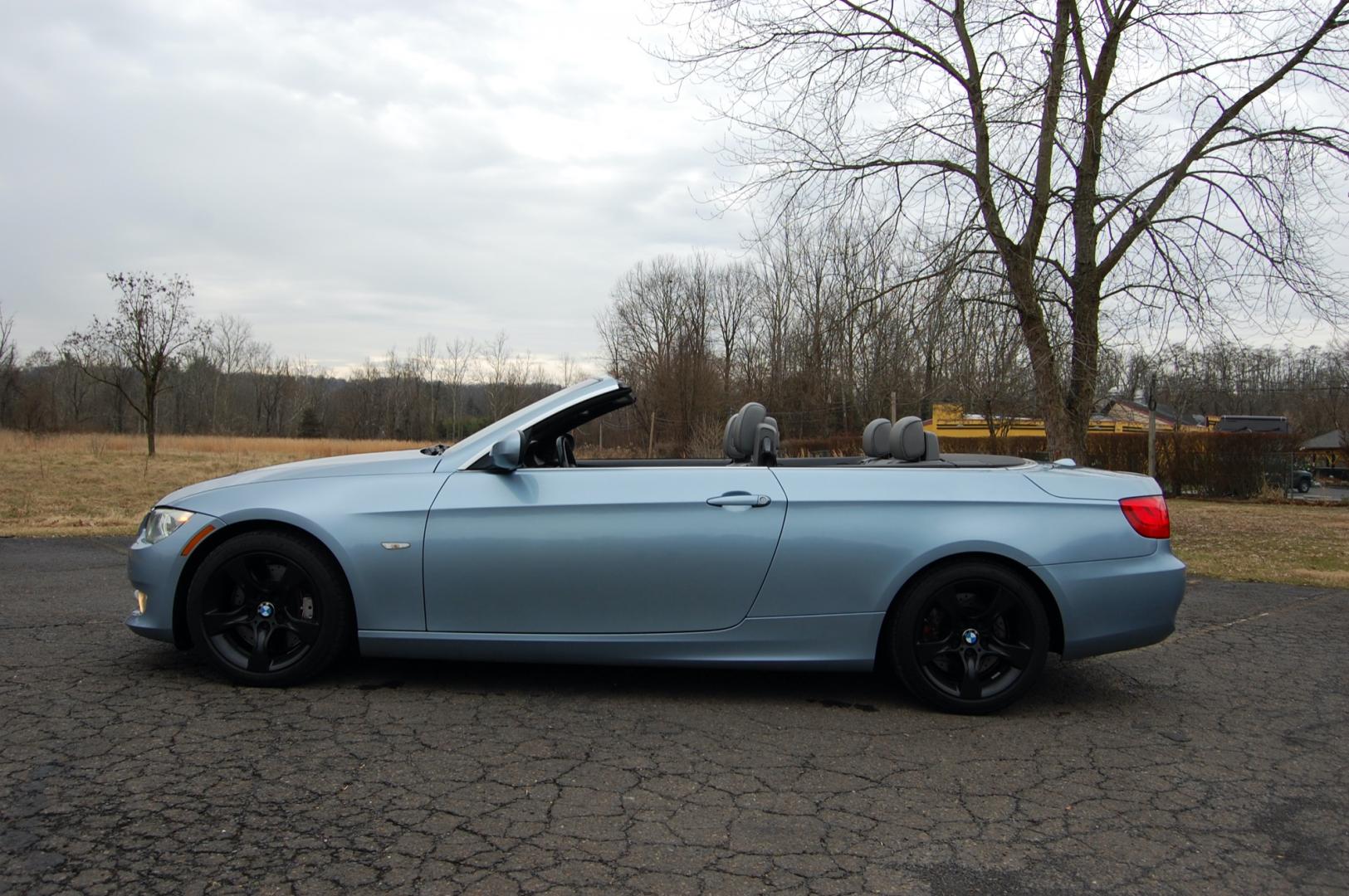 2012 Blue /Gray Leather BMW 3-Series (WBADX7C50CE) with an 3.0L L6 DOHC 24V turbocharged engine, Automatic transmission, located at 6528 Lower York Road, New Hope, PA, 18938, (215) 862-9555, 40.358707, -74.977882 - Here for sale is a nice 2012 BMW 335i Hard Top Convertible. Under the hood is a strong running 3.0 liter turbocharged inline 6 cylinder which puts power to the rear wheels via a smooth shifting automatic transmission with paddle shifters. Features include; Gray leather interior, keyless entry sys - Photo#9